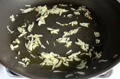 spaghetti-with-cherry-tomato-sauce-mozzarella-and-basil-step-1