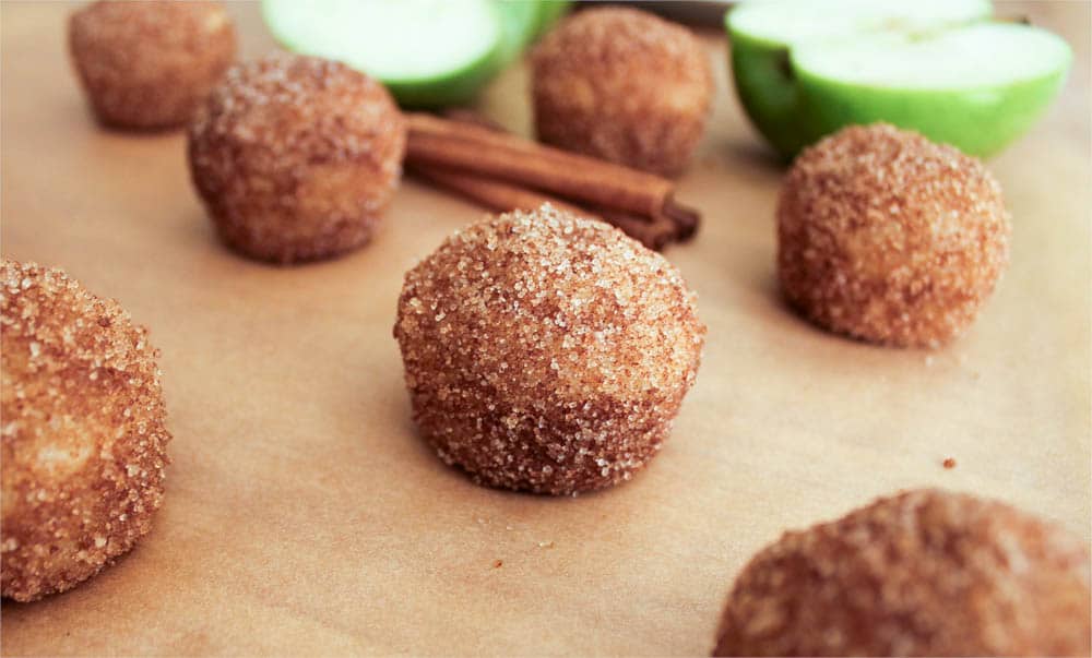apple-cinnamon-baked-doughnut-holes-4
