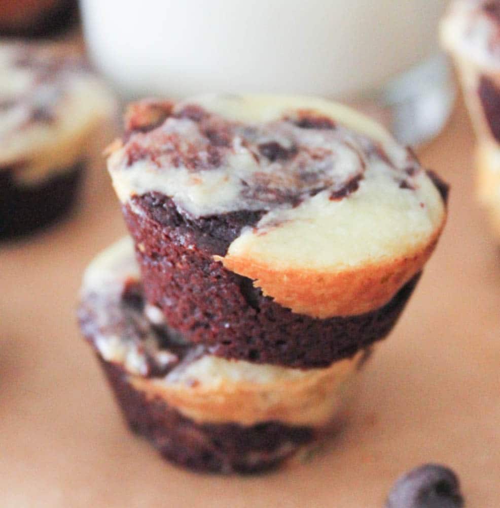 Chocolate-Chip-Cheesecake-Swirl-Brownie-Bites-4