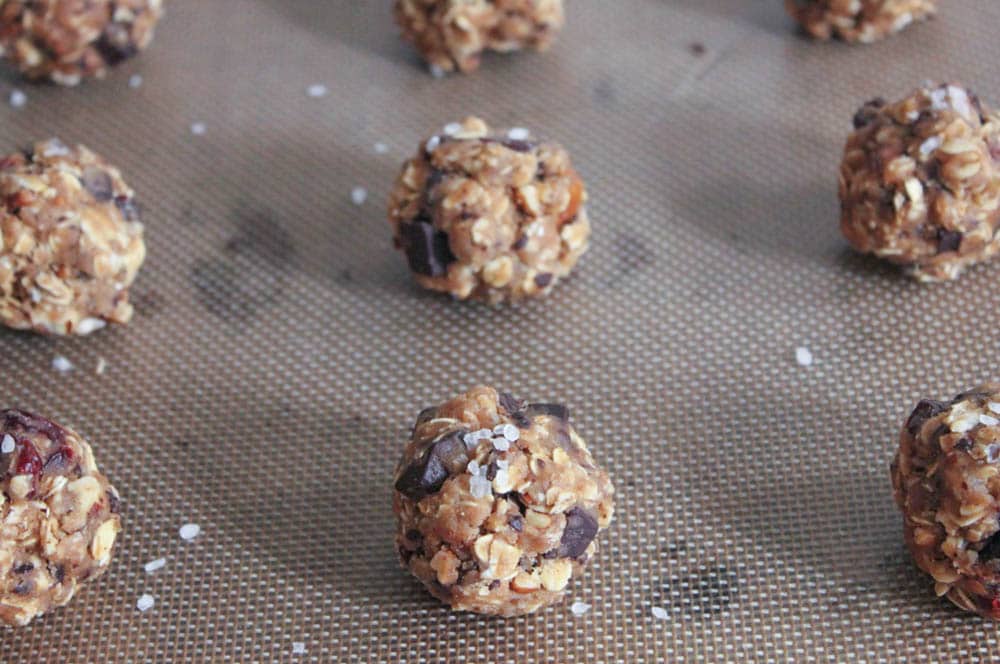 healthy-dark-chocolate-chunk-oatmeal-cookies-with-cherries-and-sea-salt-step-7
