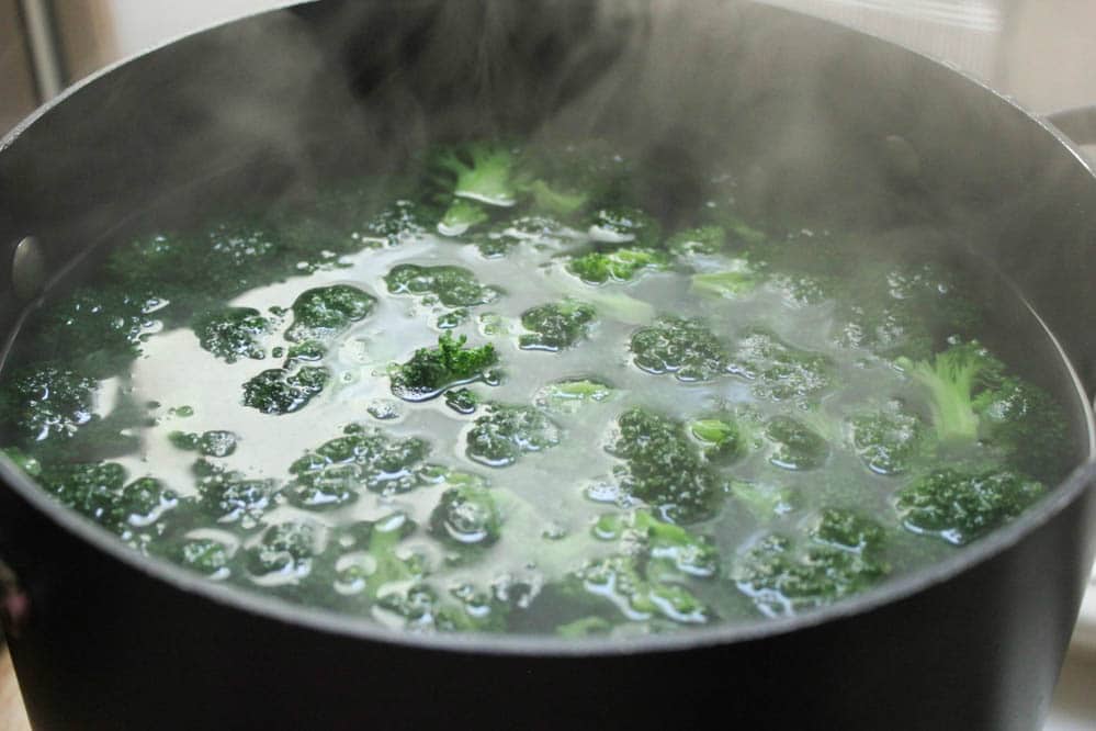Cheesy-Baked-Whole-Wheat-Penne-with-Chicken-and-Broccoli-step-1