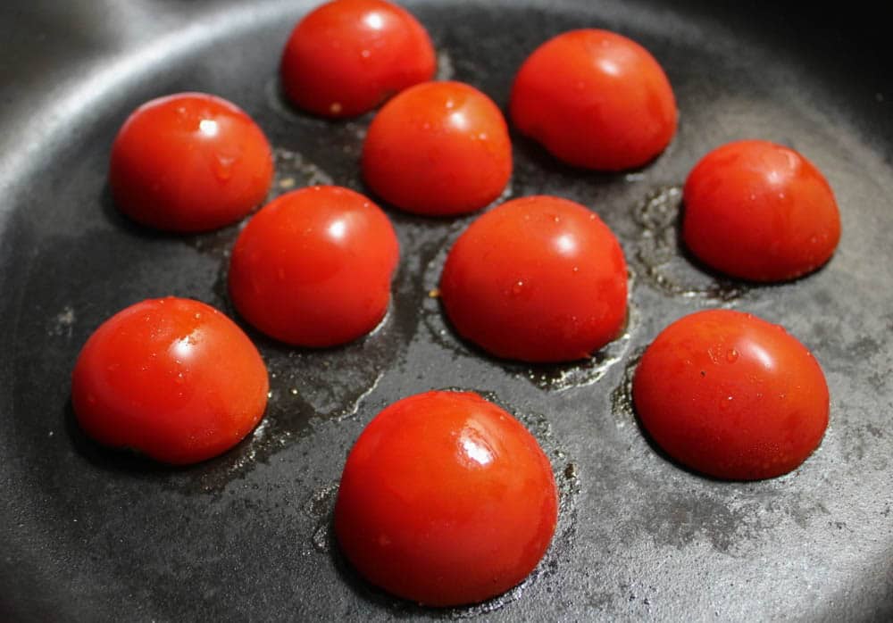 Avocado-Toasts-with-Charred-Tomatoes-Garlic-Shrimp-and-Fried-Eggs-step-3