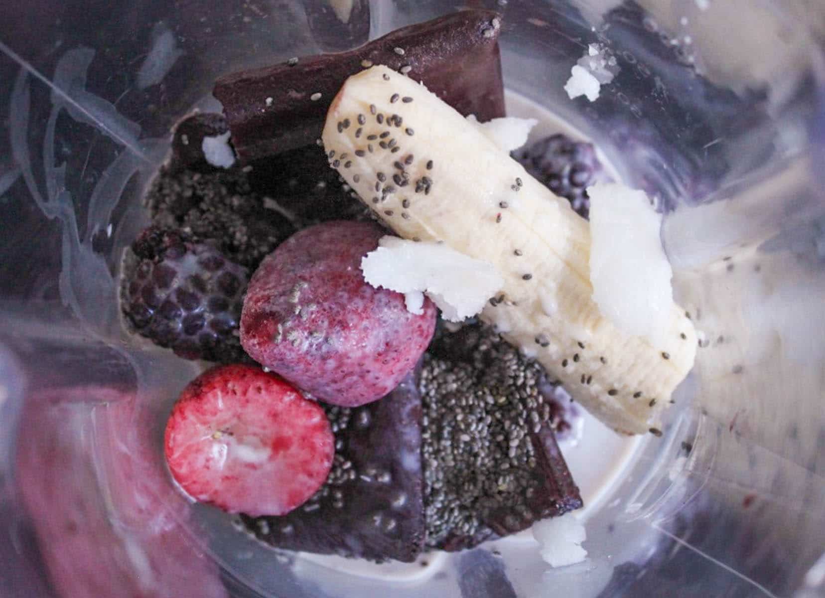 Vegan-Acai-Parfaits-with-fruit-granola-and-hemp-seeds-step-1